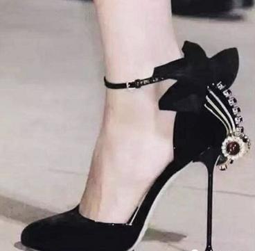 新鞋子磨脚跟如何处理,鞋子后面磨脚怎么办我有小妙招