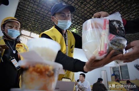 疫情催化徐州线上新经济！美妆柜姐化身带货主播，外卖跑腿行业火