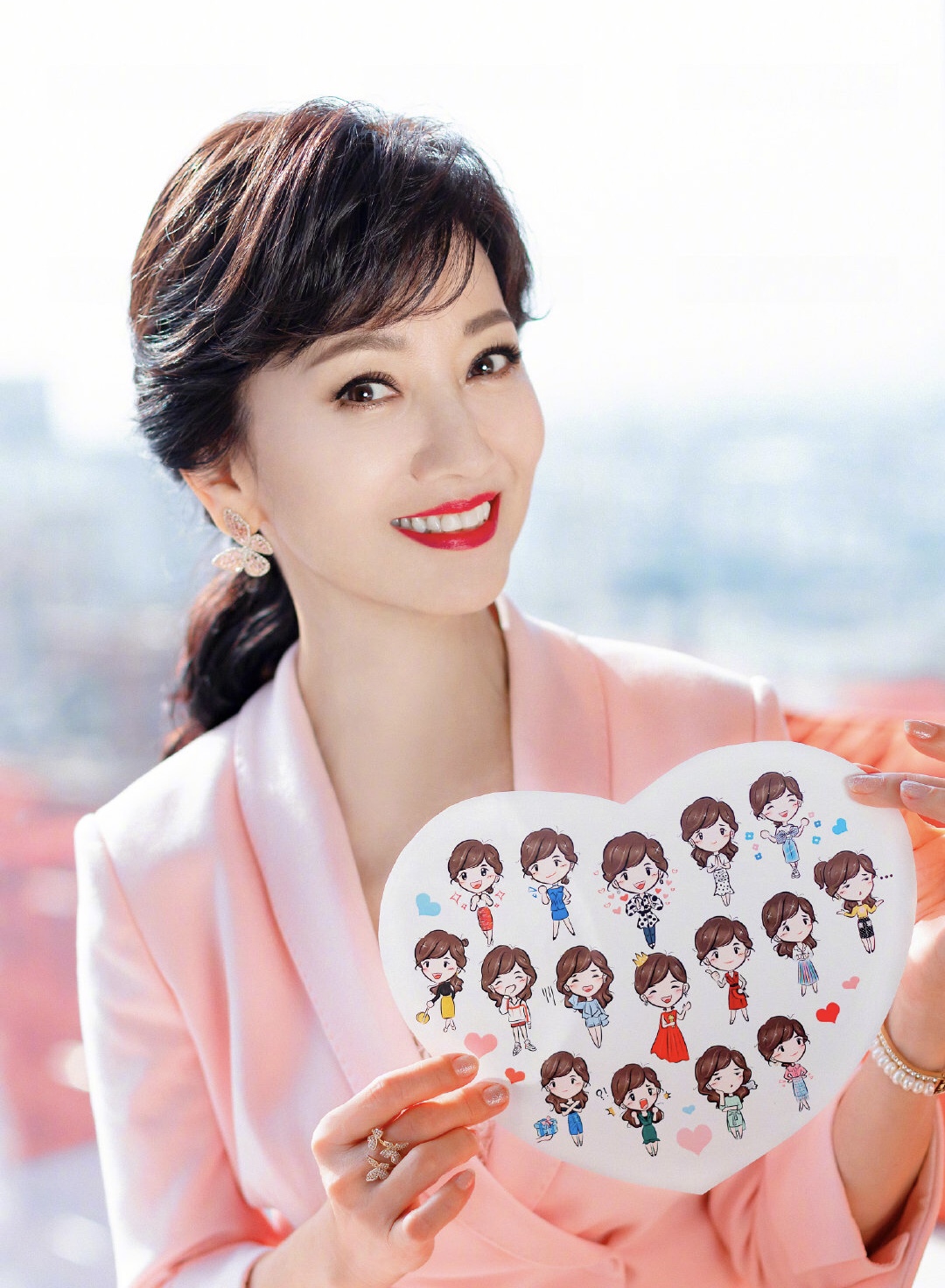 赵雅芝：风华绝代60年，却被亦舒写进小说成了坏女人