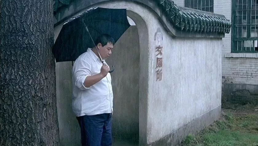 地位与张艺谋不相上下,他第一次做导演,扯掉了理想主义的遮羞布