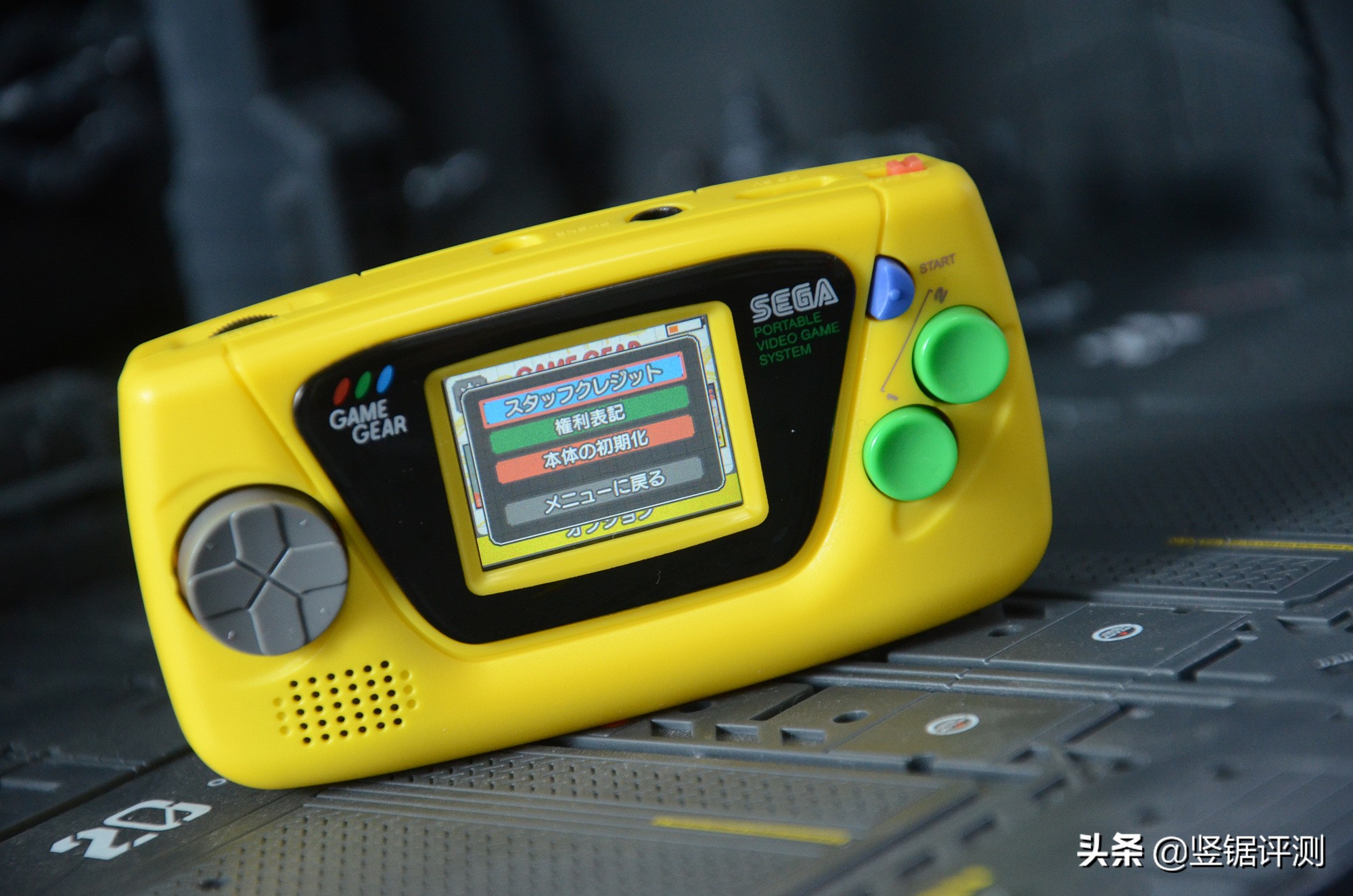 日本“迷你掌机”评测：屏幕仅1.15英寸大小，确定不是钥匙扣