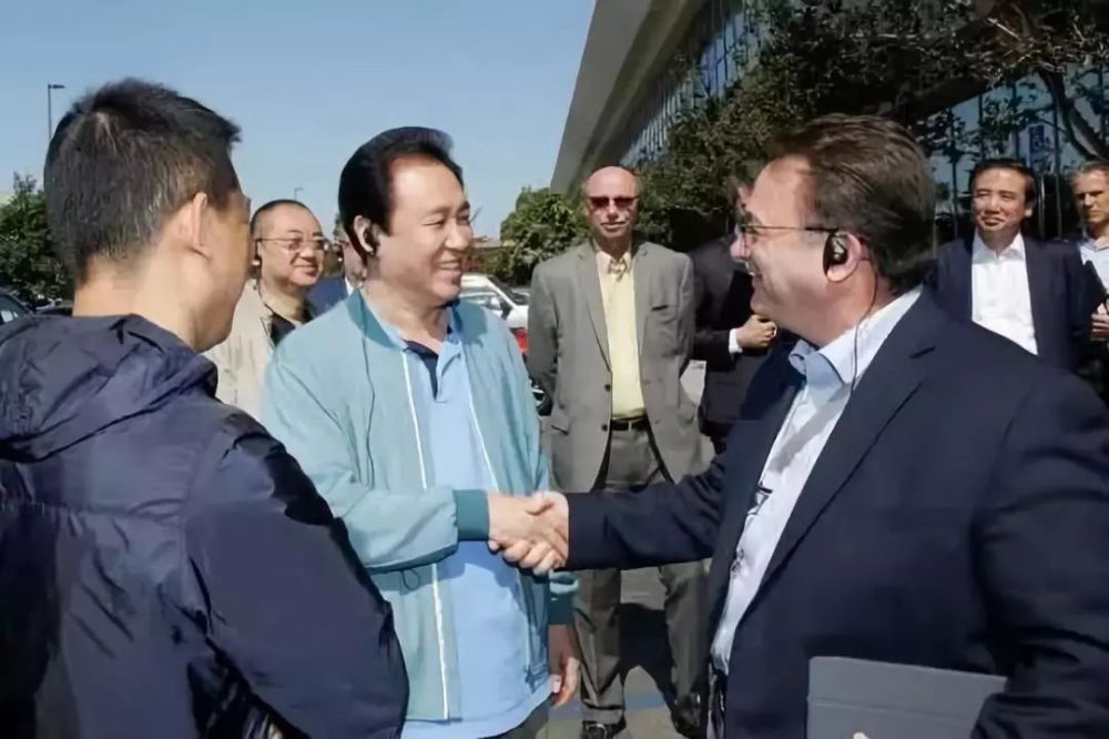 搞矿泉水亏几十亿，搞电动车亏百亿，不过许家印还手握4千亿地皮