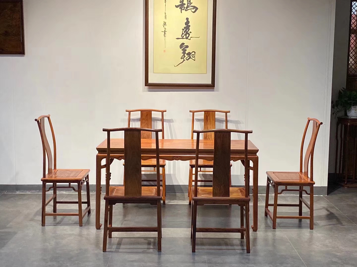 红木家具小圆餐桌怎么样,红木家具餐桌用什么桌布