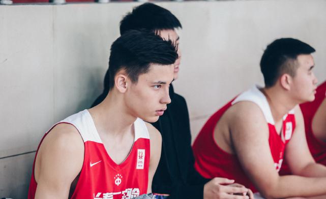 中俄混血男孩颜值爆表12岁,吉林混血小将全家福