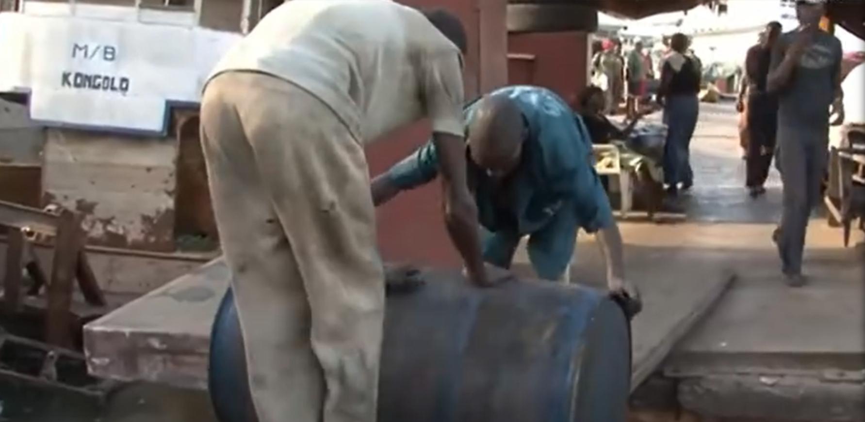 非洲货船严重超载，1700人挤在上面没有厕所，晚上开船用手电照明