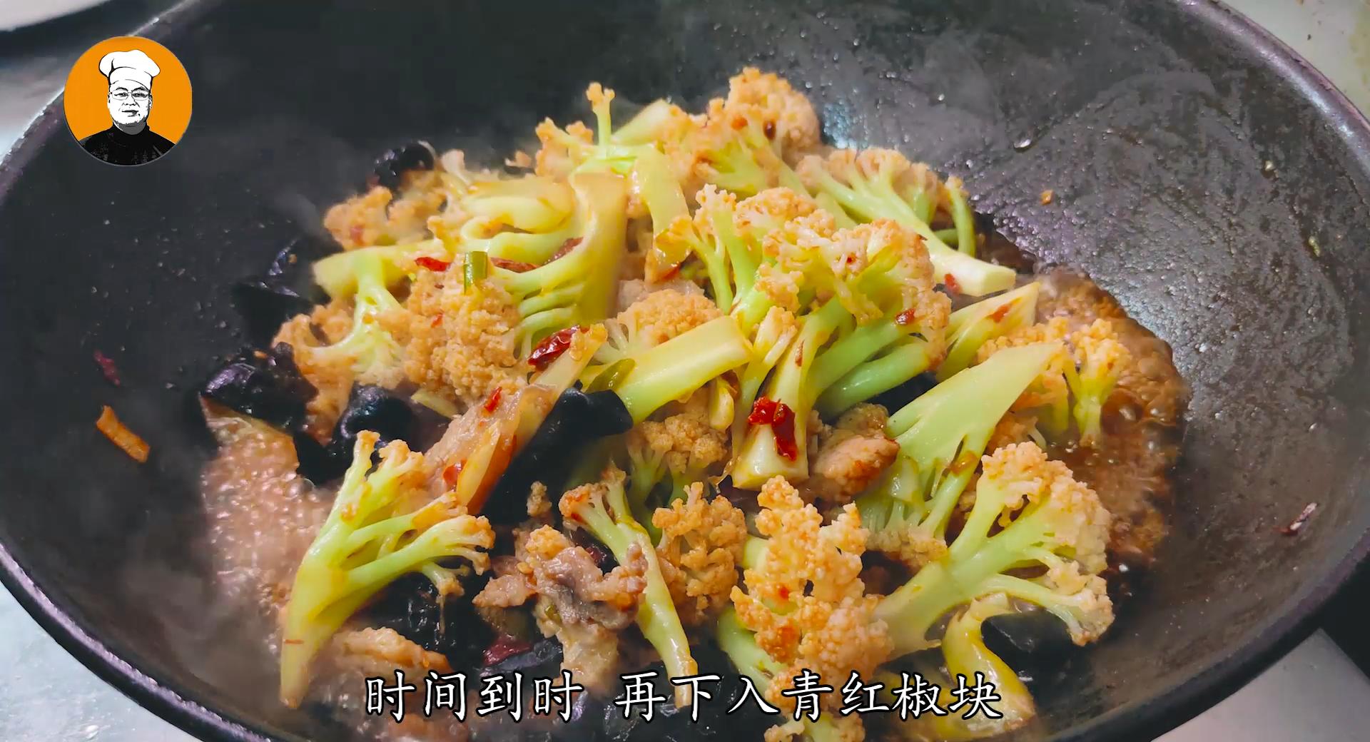 炒花菜时切记不要焯水或直接炒,炒花菜用焯水还是直接炒好吃