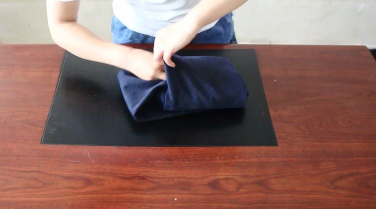 叠牛仔裤的简单叠法,叠短牛仔裤小技巧