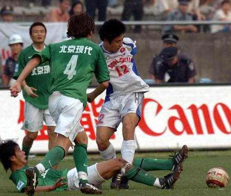 深圳新鹏城终迎中超历史首胜,中超武汉5-2逆转送青岛11连败