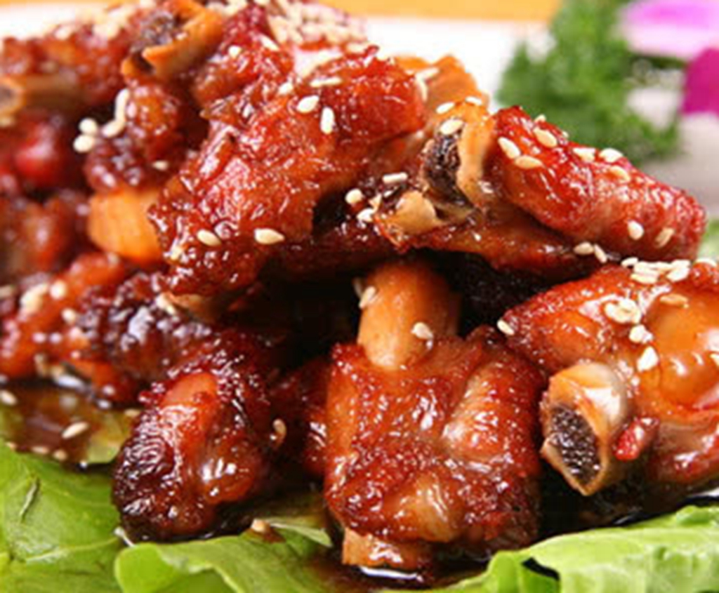 冰糖放油锅里为什么会炸,炒糖色是热油下冰糖还是冷油