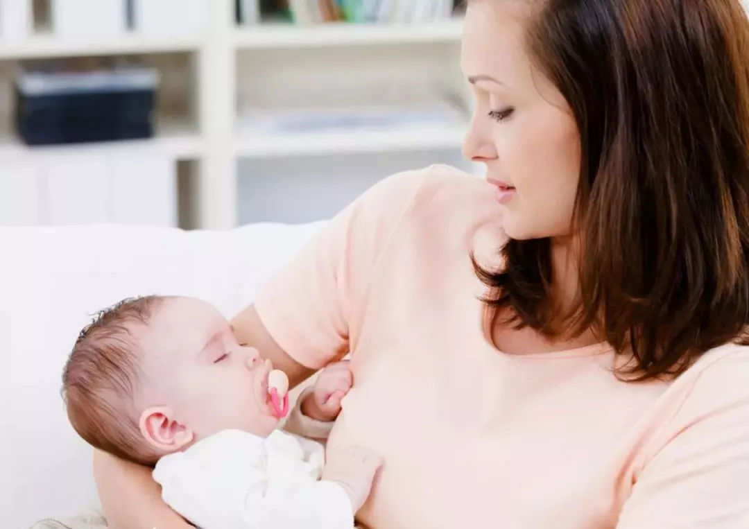 产后缓解手腕疼的动作,产后妈妈手腕疼