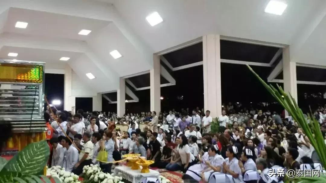 这名一生捐款60亿的高僧走了，曾救人无数，泰王也向他下跪……