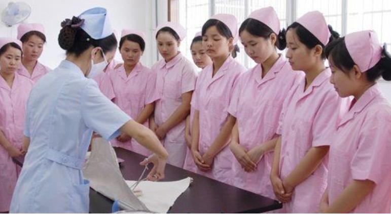 卫校男生是怎样的体验,卫校里的生活