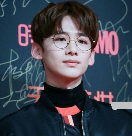 看了香港演员戴眼镜，突然明白了什么叫斯文败类