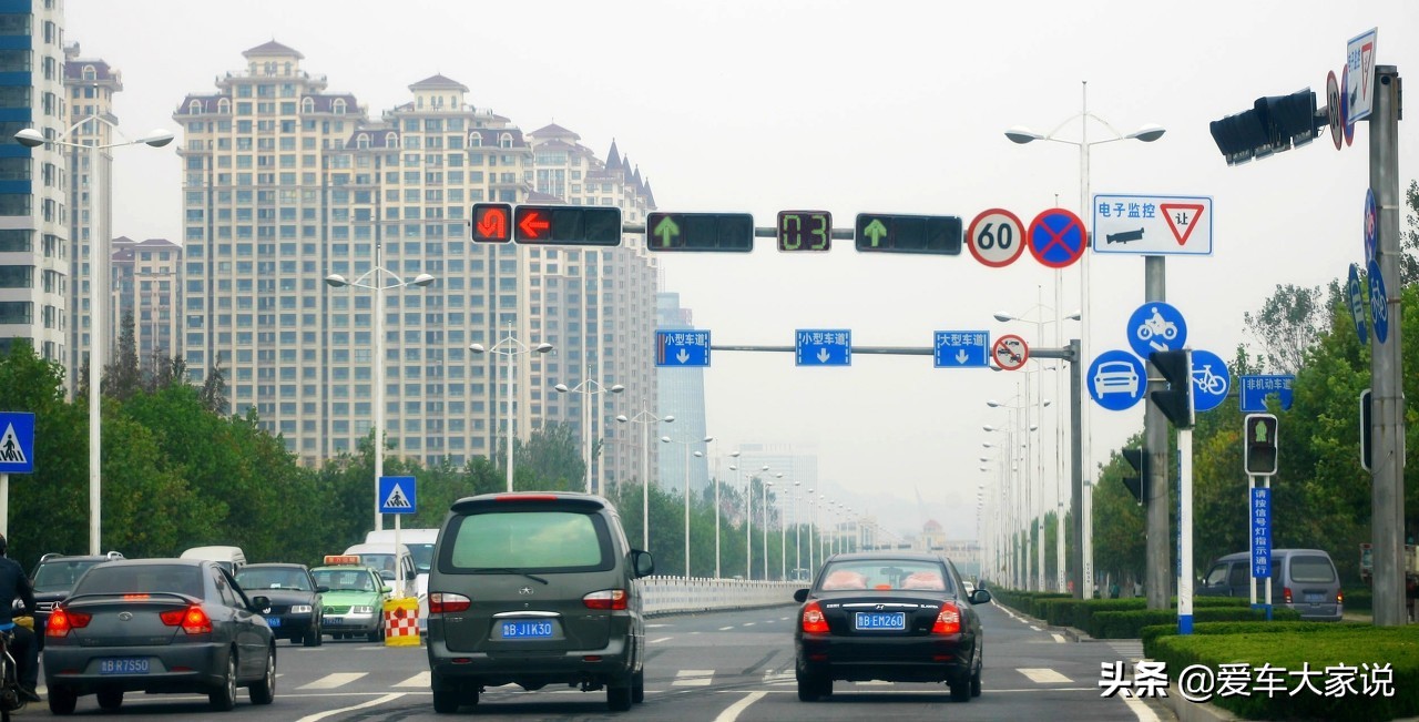 直行道红灯左道绿灯左转算违章吗,直行道红灯左转是绿灯