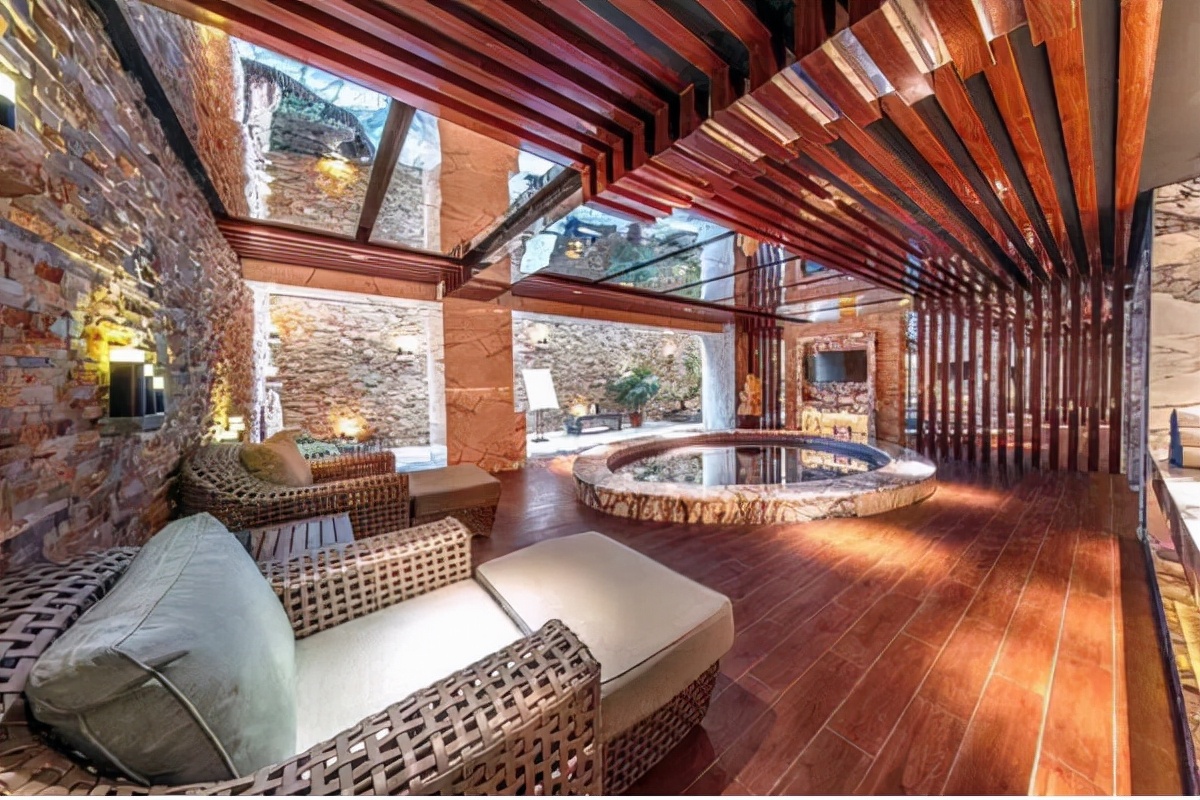 露天温泉泡一泡享受这惬意时光,温暖舒适温泉