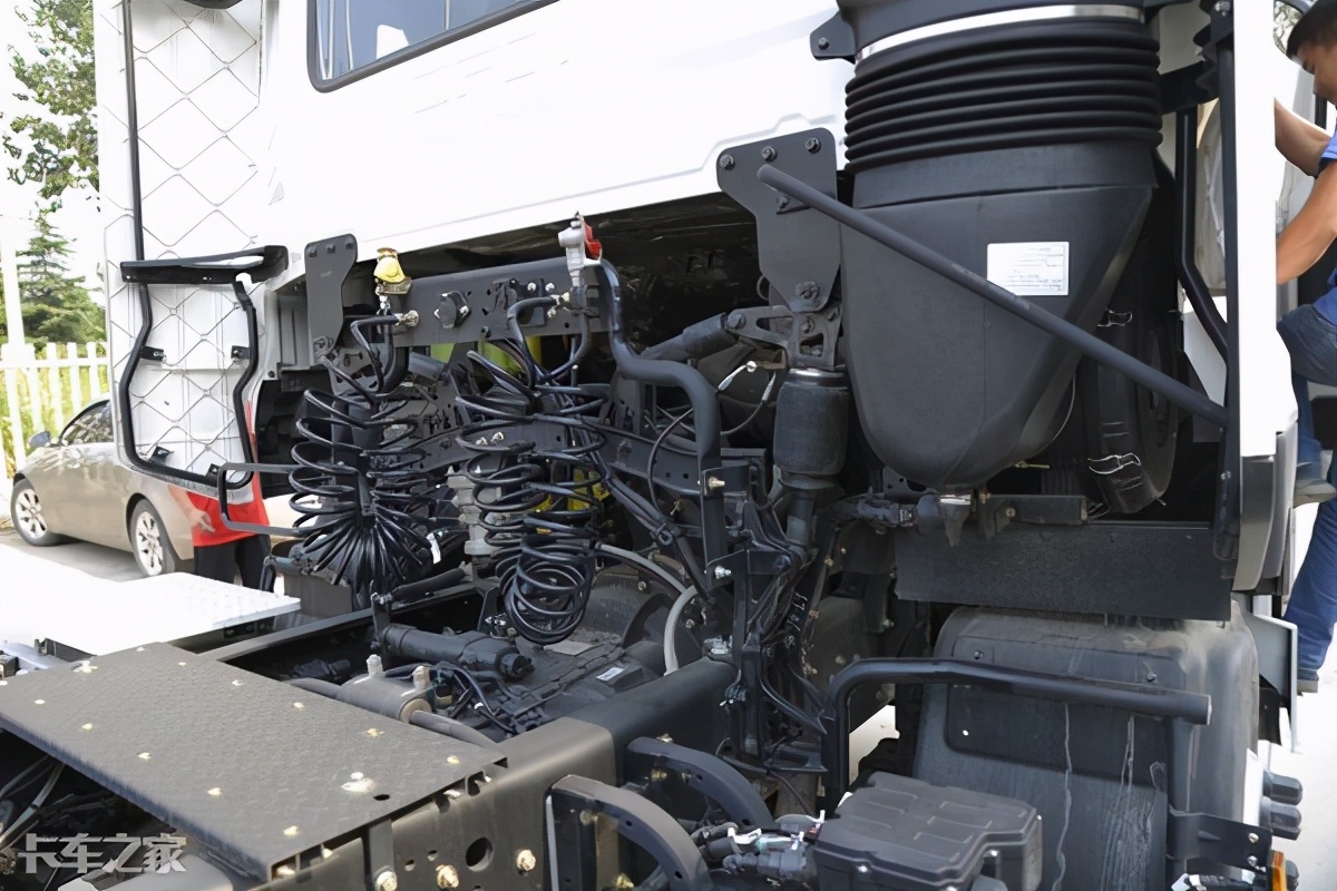 340马力配10挡箱，中短途运输利器，详解东风天龙4x2重卡
