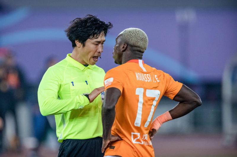 两位韩国裁判“包揽”关键场次执法工作，今年中超“金哨”如何评