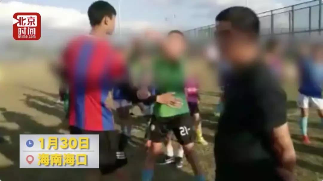 小球员爆粗口斗殴，家长竟大喊“让孩子打”！网友：看到国足未来！你怎么看？