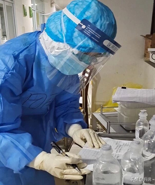 军医战疫手记：全副武装入红区，闷得想呕吐，这一切都值