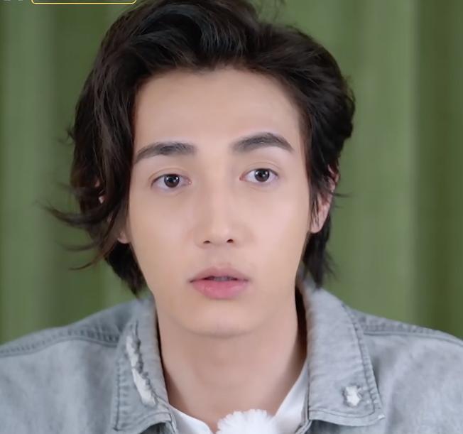 黄皓投篮砸到萧亚轩肚子，女神生气，小男友双手捂头像犯错小朋友