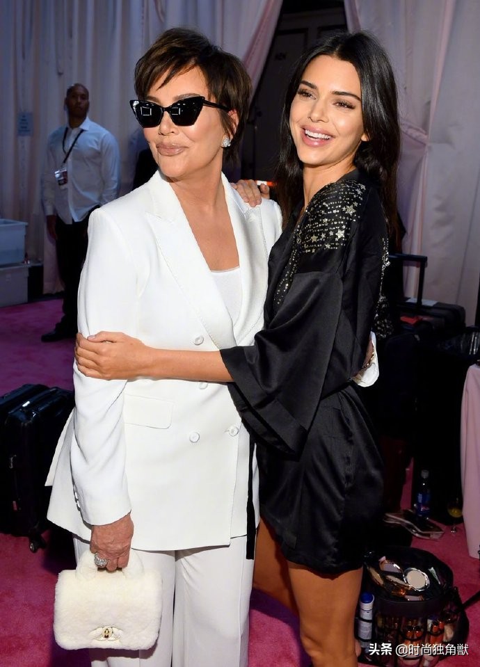 gigihadid最新走秀造型 (gigihadid复出走秀)