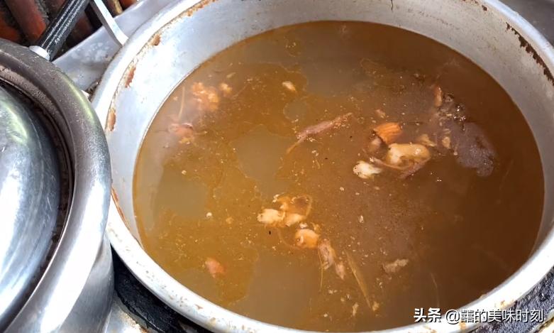 广西大姐乡镇卖小吃1元1个月入6万,大姐摆摊卖独特小吃1天卖出400碗