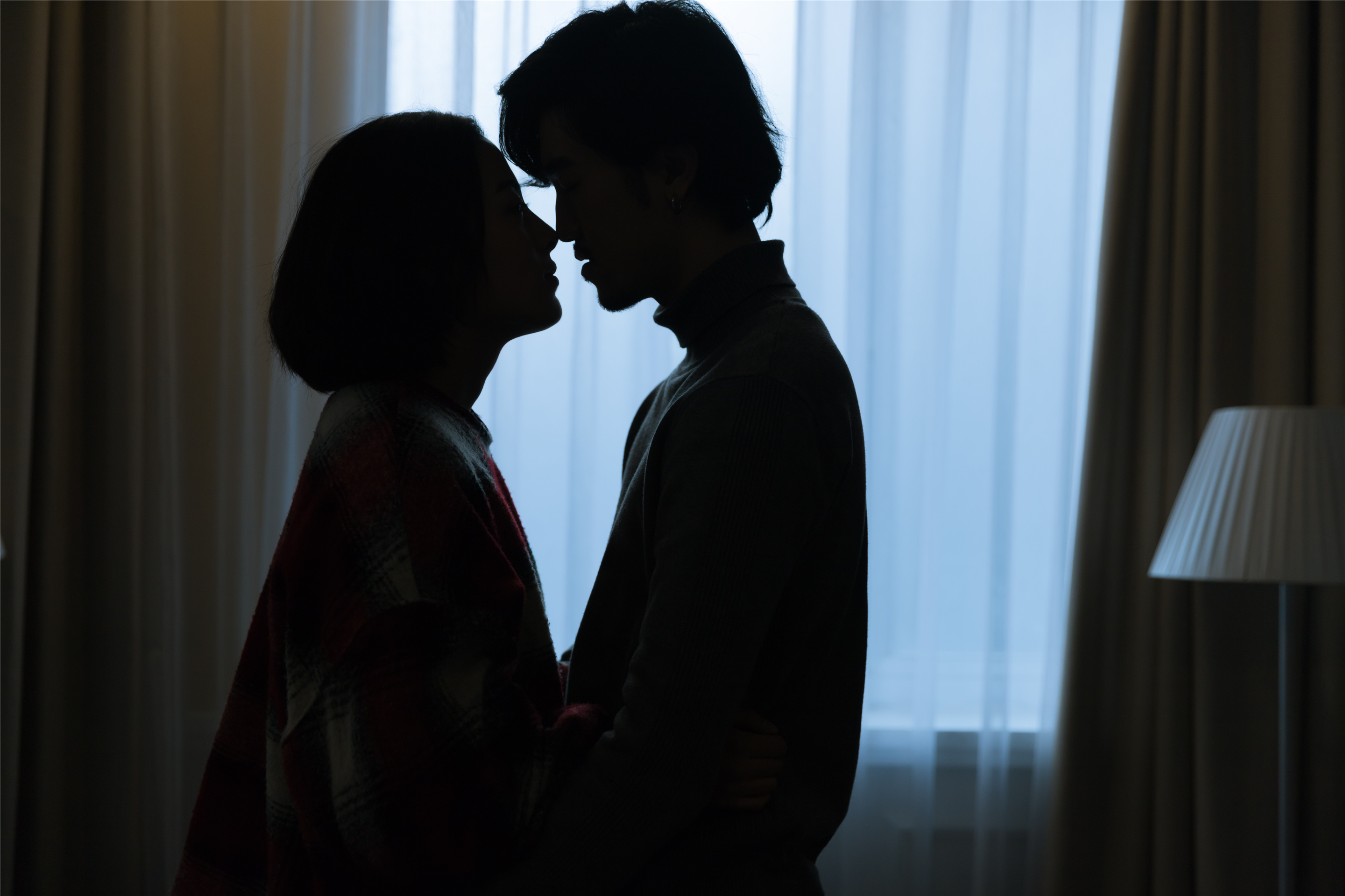 两地分居男性心理需求,夫妻两地分居怎么解决个性问题