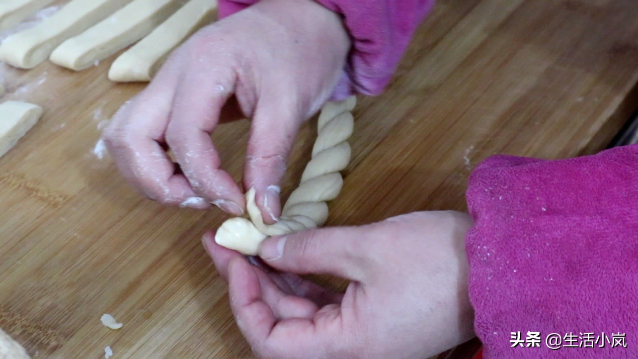 怎么炸软麻花里软外酥,炸出香脆的麻花