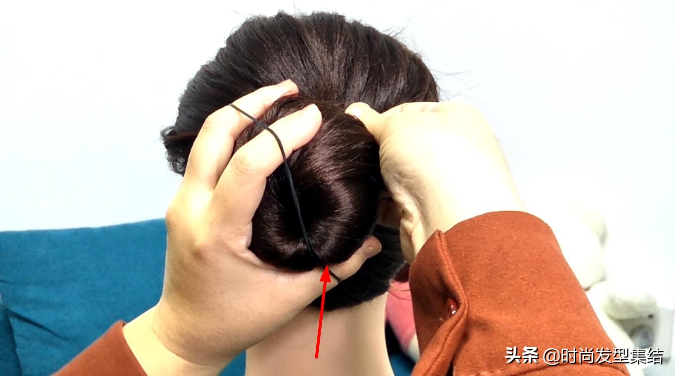 气质丸子头的简单扎法蓬松中长发,俏皮丸子头的简单扎法中长发