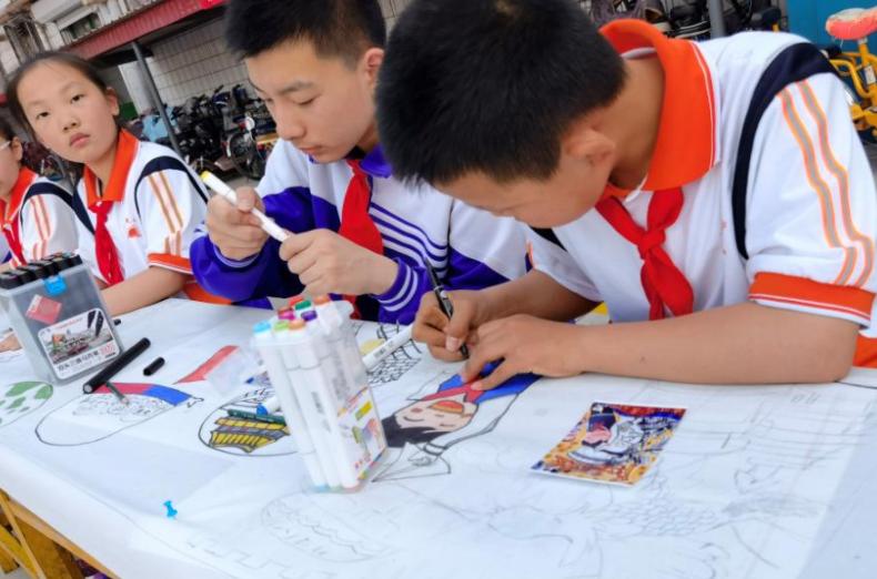 小学生书包里现“结婚证”,选在情人节登记,网友:男孩有点高攀