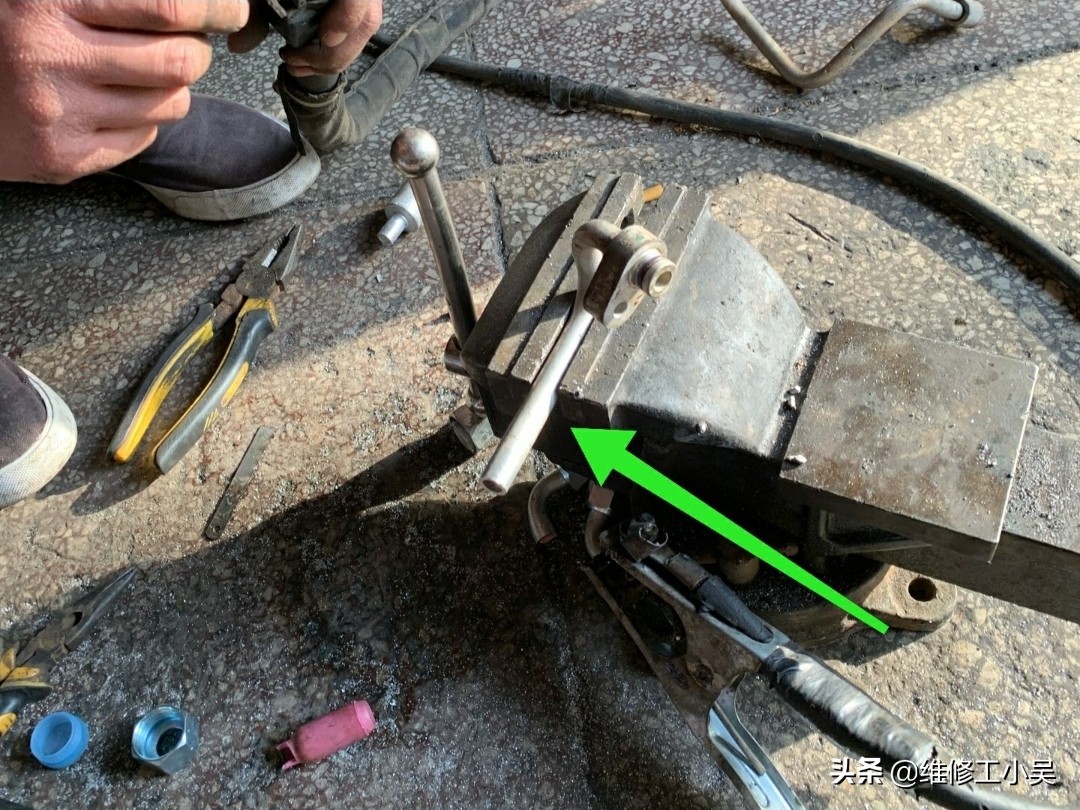 空调修理师傅泄漏氟利昂,汽车空调管道漏氟维修多少钱