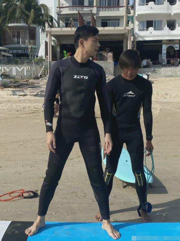 李现冲浪偶遇女粉丝,李现冲浪最新照片