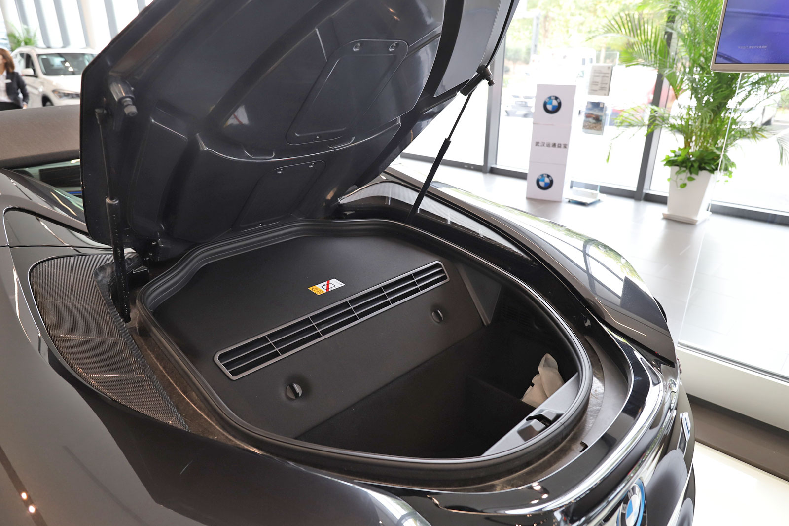 最新款4座宝马敞篷跑车,配有1.5自吸发动机的车