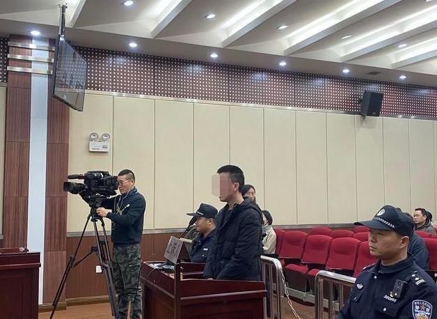 男子“专职”代抢火车票，一年抢购抢购车票3749张，被判罚金124万