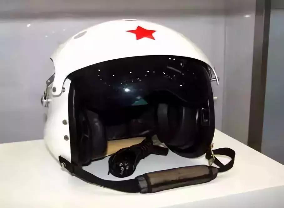 我国战斗机飞行员头盔有夜视仪吗,飞行员为什么带护目镜