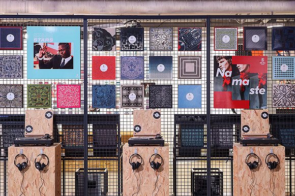 爱马仕开了家丝巾唱片店，GUESS要与HelloKitty联名了