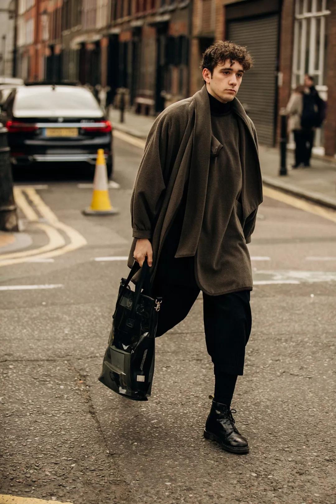 哪款黑色皮靴最好穿,复古白色系皮靴怎么搭配