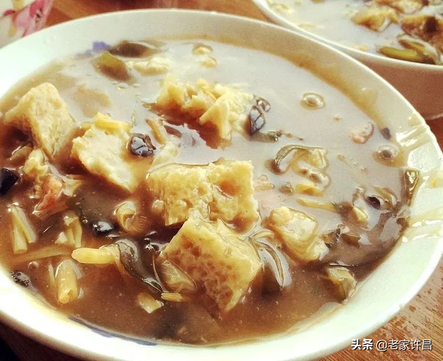 早餐店一块钱一碗的胡辣汤,排队的肉丸胡辣汤