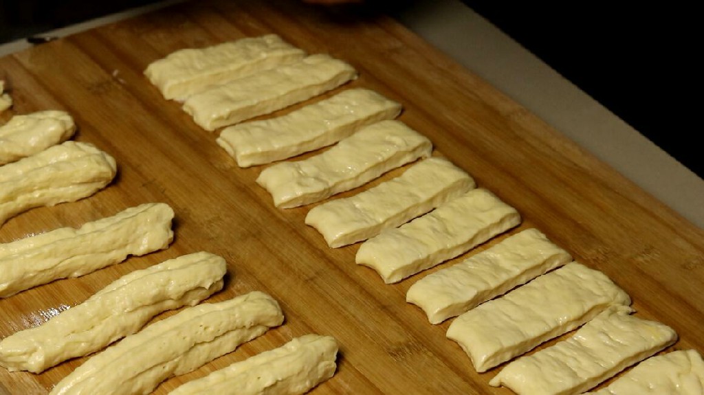 油条怎么和面才松软酥脆不筋道,为什么炸出来的油条不暄软蓬松