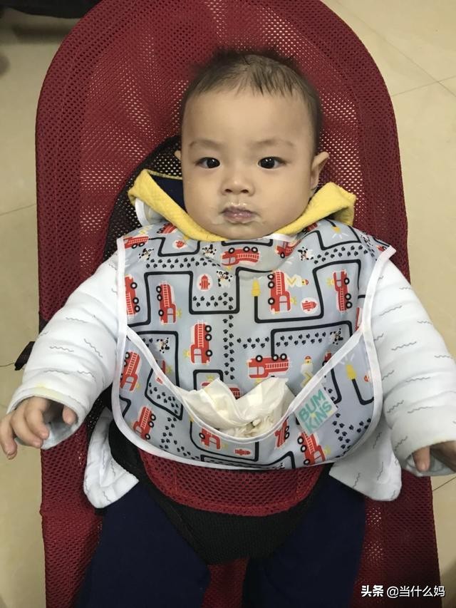 在辅食添加初期，就养成宝宝吃饭的几个好习惯，你需要这四种装备