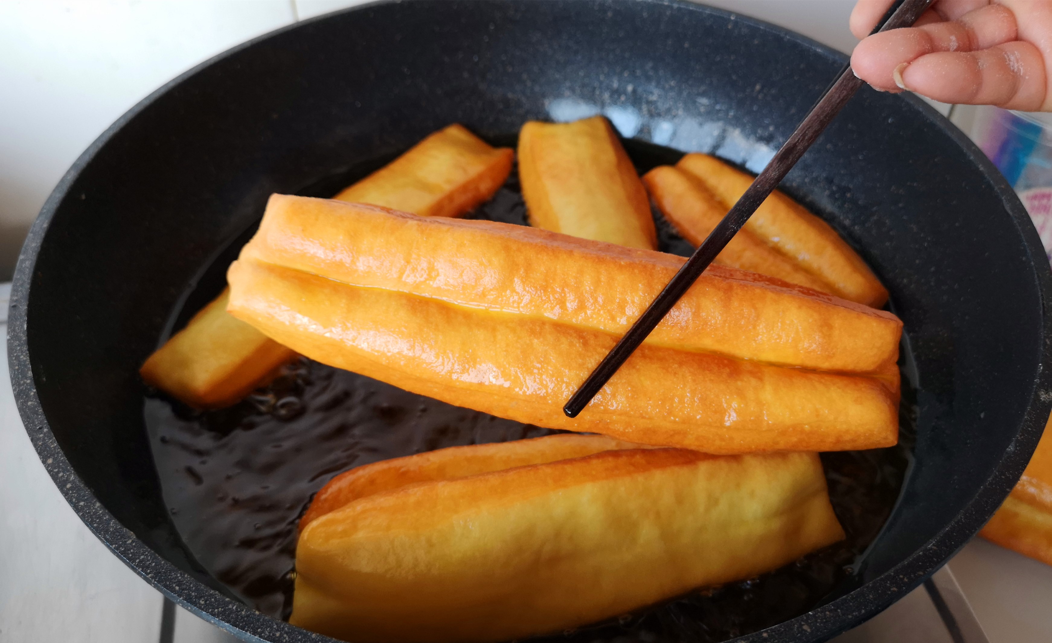 怎样做奶香油条才好吃简单又松软,复配油条膨松剂怎么做奶香小油条