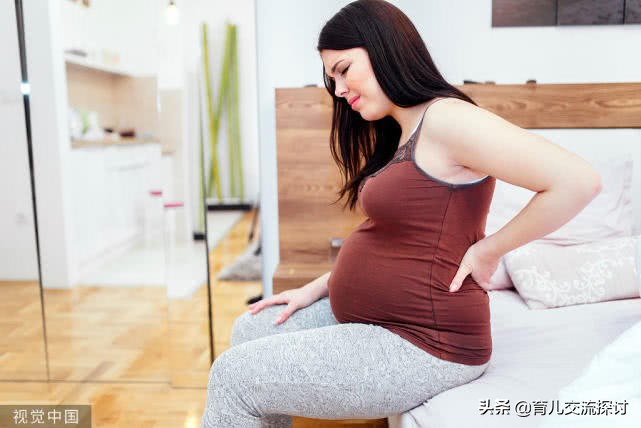 国外孕妇分娩阵痛按揉肚子,用擀面杖给孕妇助产过程