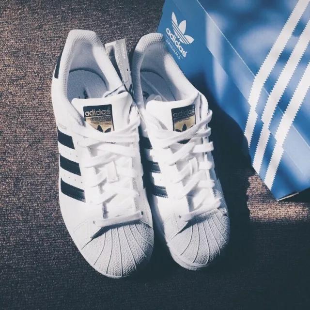 穿不了高跟鞋穿裙子搭配什么鞋,穿不了高跟穿不了裙子