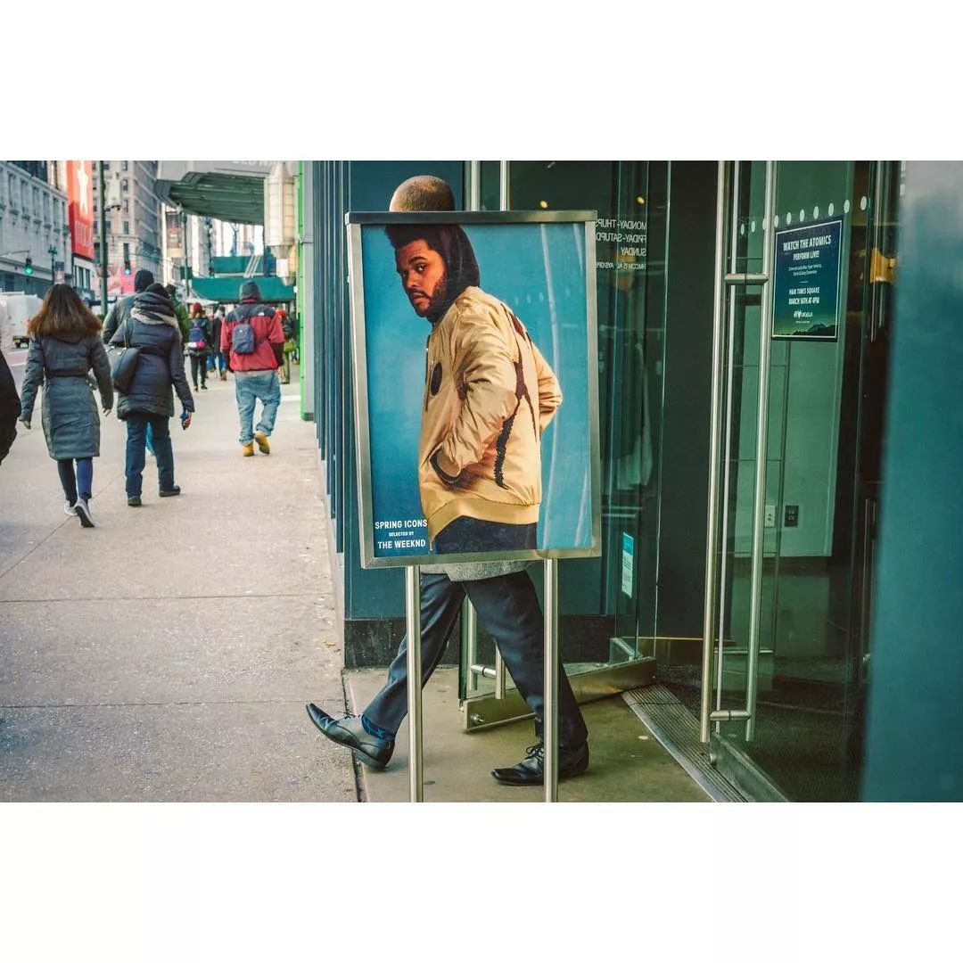 从没见过！在街上拍到了老爷爷头上喷白雾！原因......其实很好玩