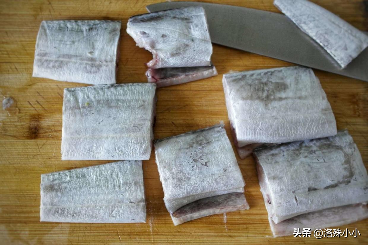 煎蒸带鱼口感细腻,味道鲜,蒸前除腥这一步是重点!