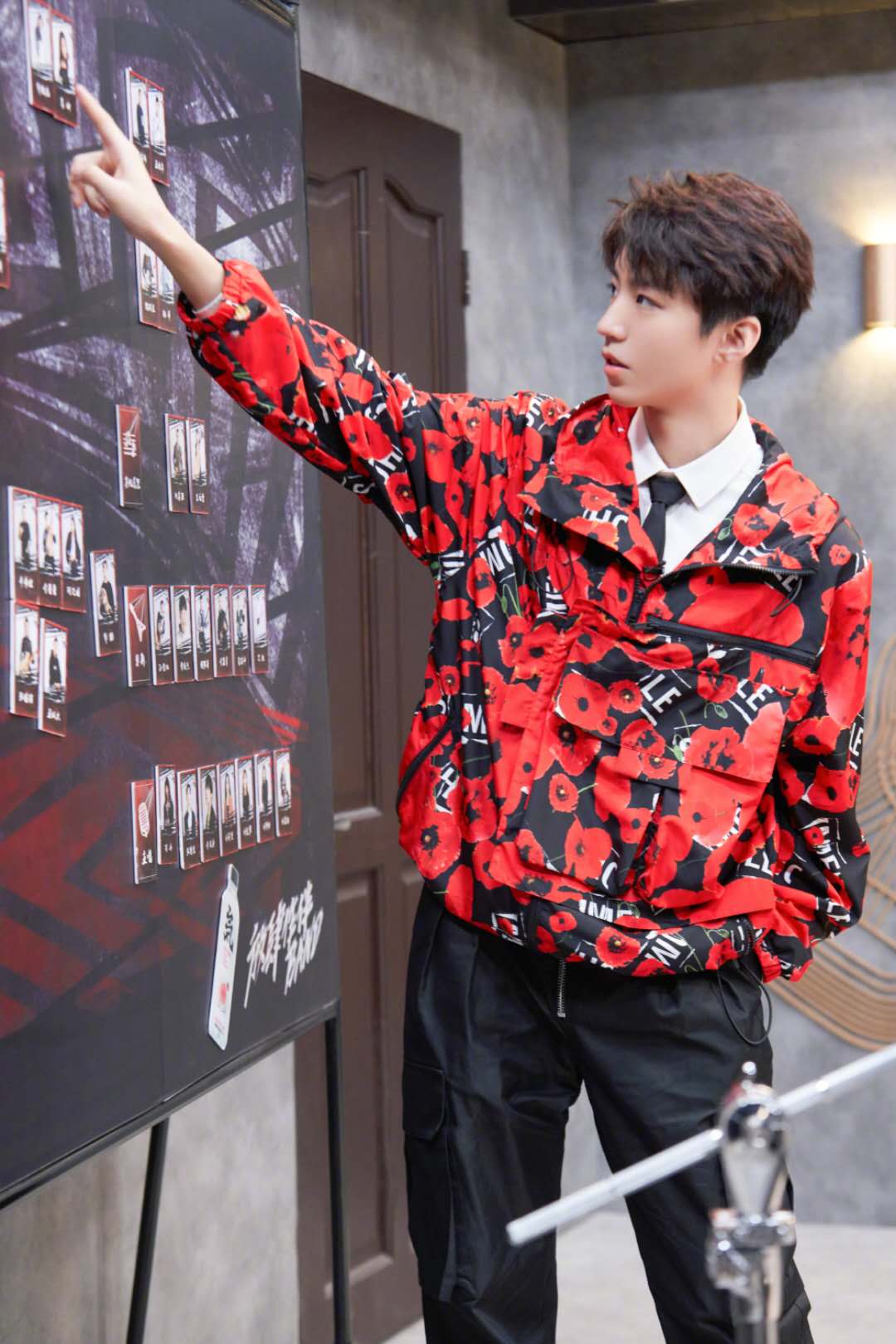 王俊凯穿皮衣,王俊凯铆钉皮衣造型恰好是少年