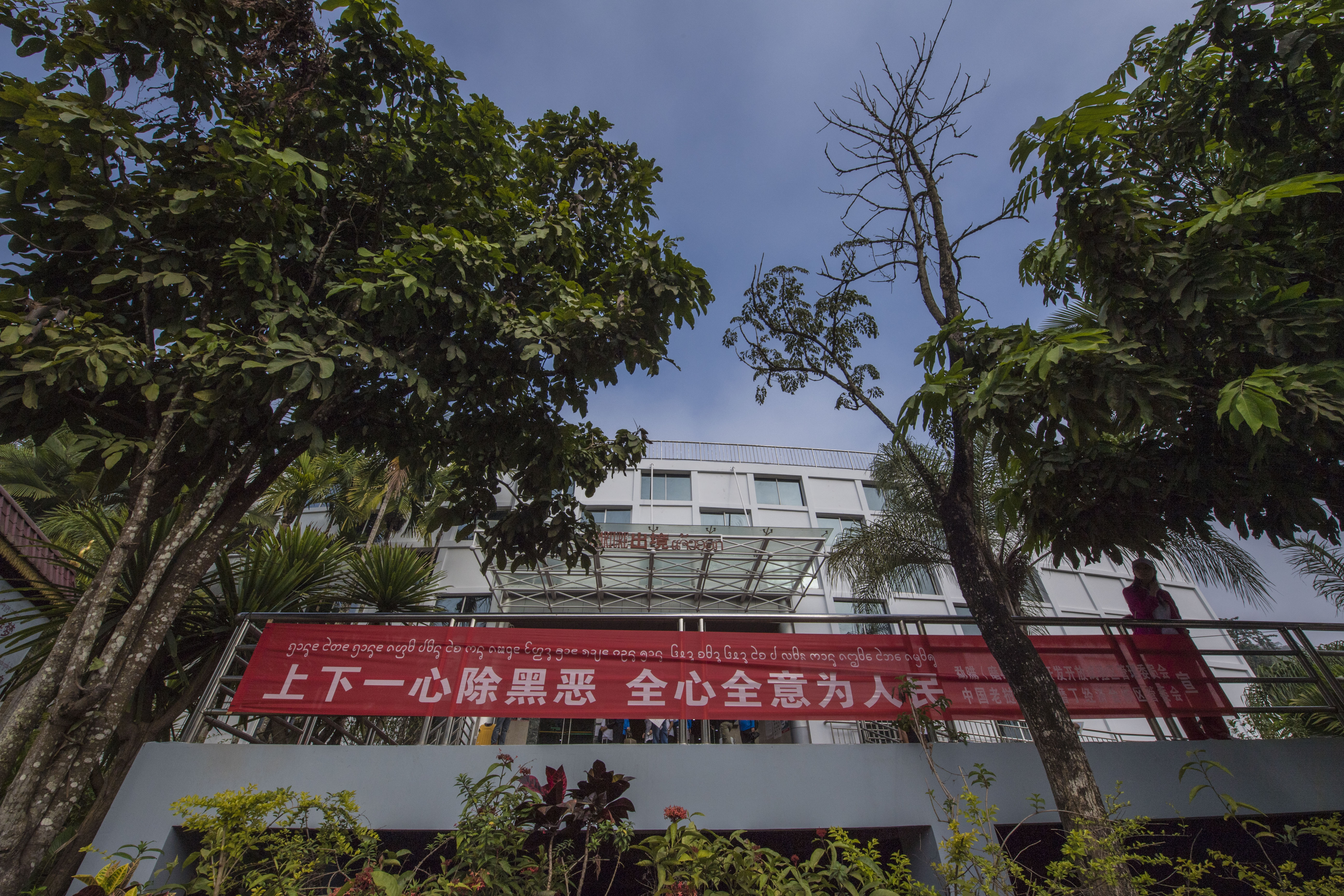 过了边境线的人,过了国境线再走多长公里出国