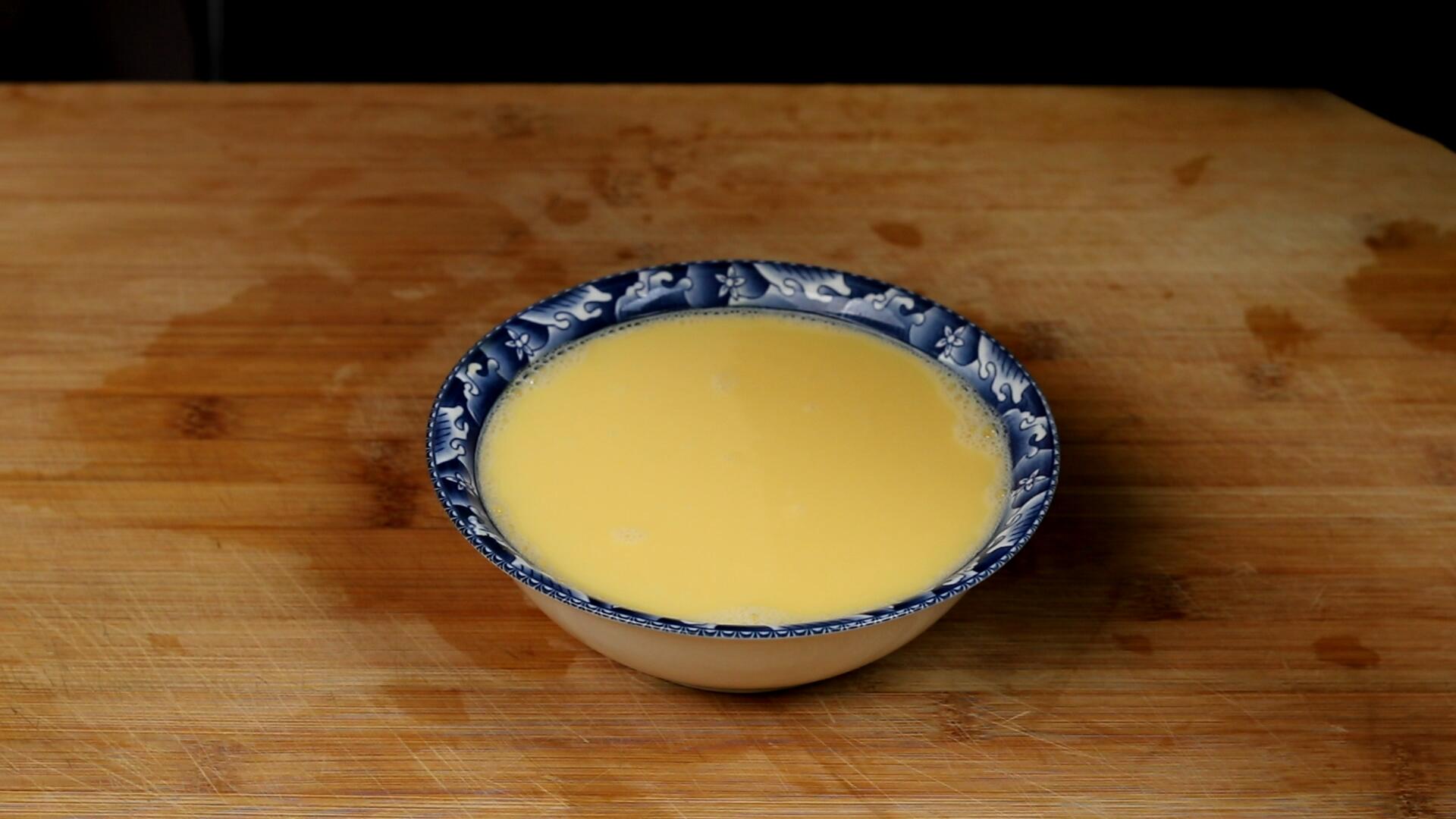 蒸鸡蛋羹不用去浮沫的做法,蒸鸡蛋羹水和蛋技巧