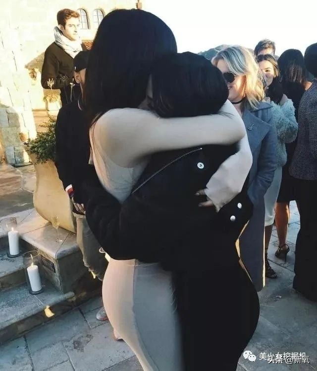 婚内出轨还能让女儿靠前夫名气进名媛圈，卡戴珊的妈现实版甄嬛