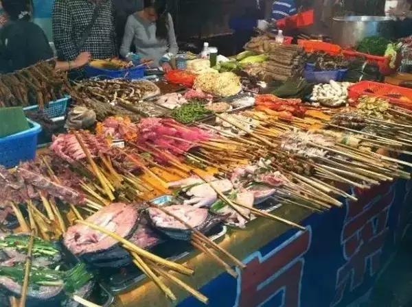 昆明美食街推荐店排名前十有哪些,昆明翠湖公园周边的美食街